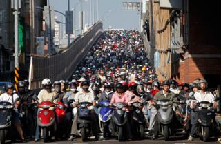 Illustration for article titled Incredible Ways People Deal with Overloaded Transit Systems in Asia